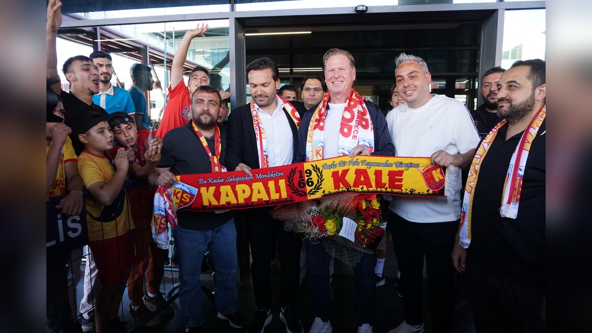 Kayserispor'un yeni teknik direktörü Gisdol, taraftarlar tarafından çiçeklerle karşılandı