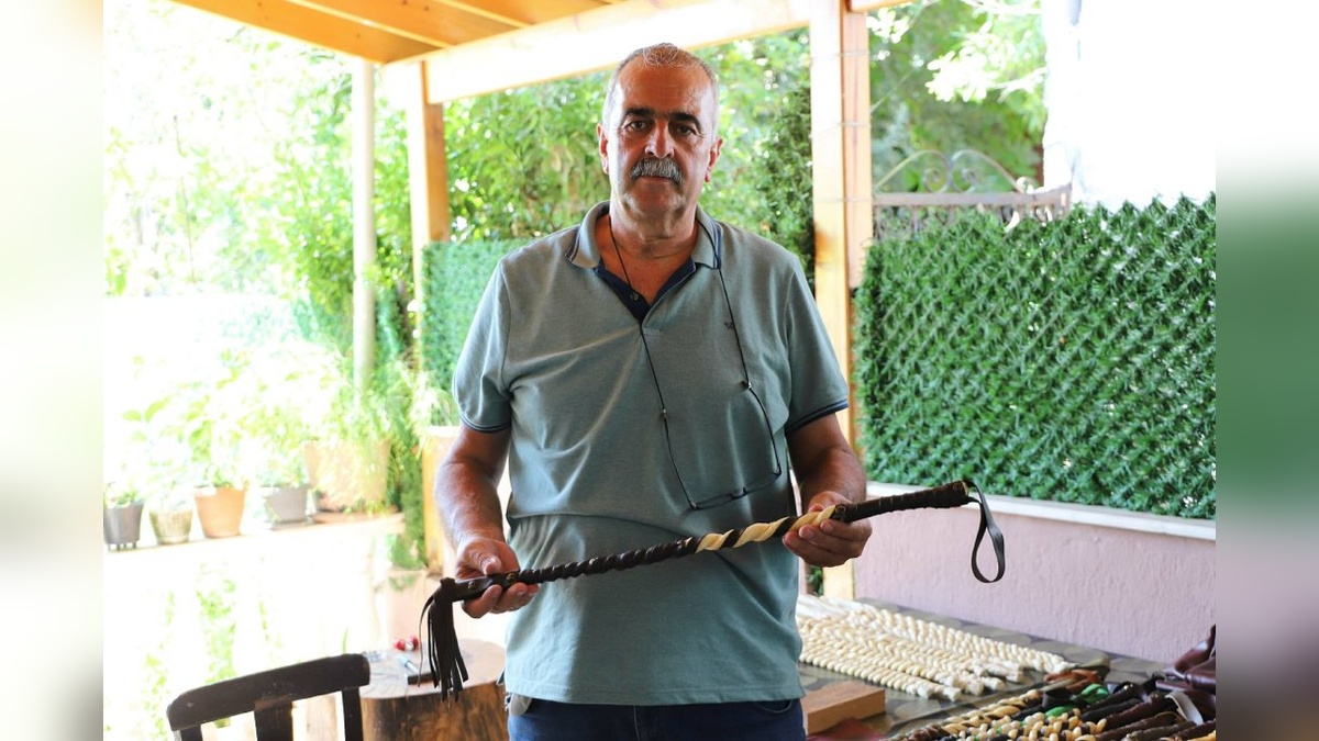 İzmir'de dana sinirinden kamçı yapan tek tescilli usta: 'Mesleği gençlere öğretmek istiyorum'