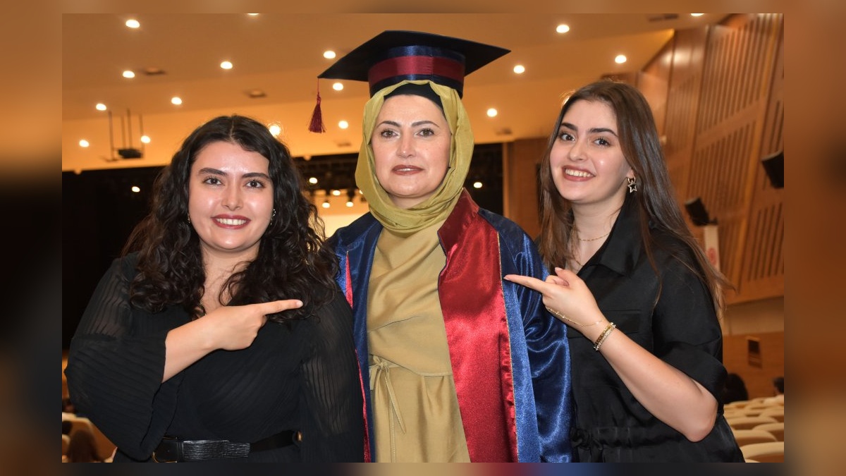 Sivas'ta iki kanser atlatan anne, üniversiteyi birincilikle bitirdi