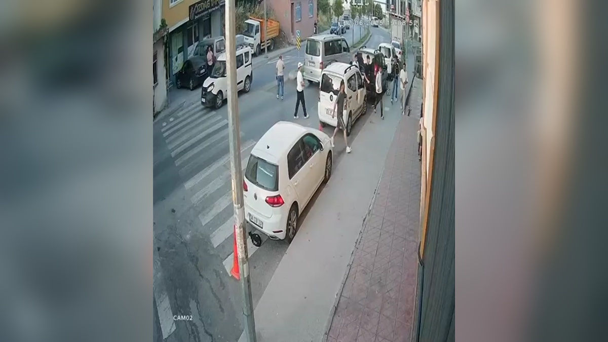 Arnavutköy'de minibüsle gelen grup iki kişiye saldırdı