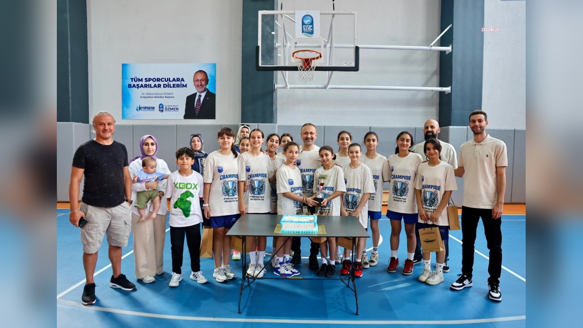 Eyüpsultan Belediye Başkanı Özmen, şampiyon basketbol takımını ziyaret etti