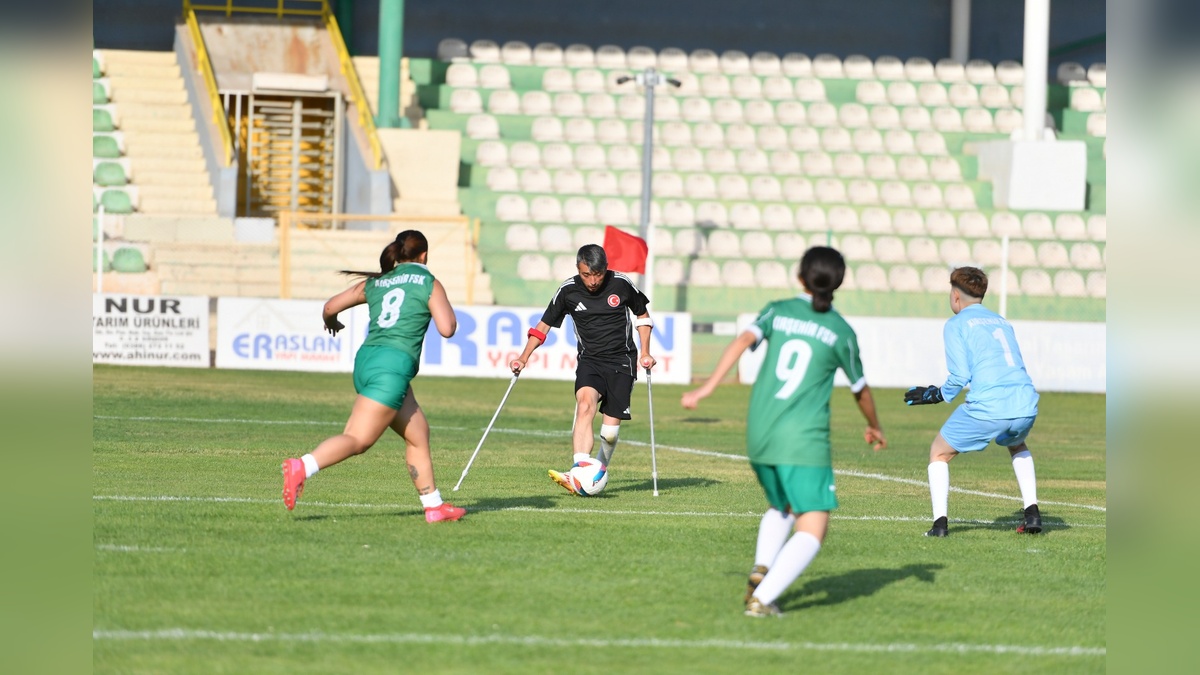 Kırşehir'de Ampute Milli Takımı, Kadın Futbol Takımıyla Karşılaştı: 7-3'lük Zafer