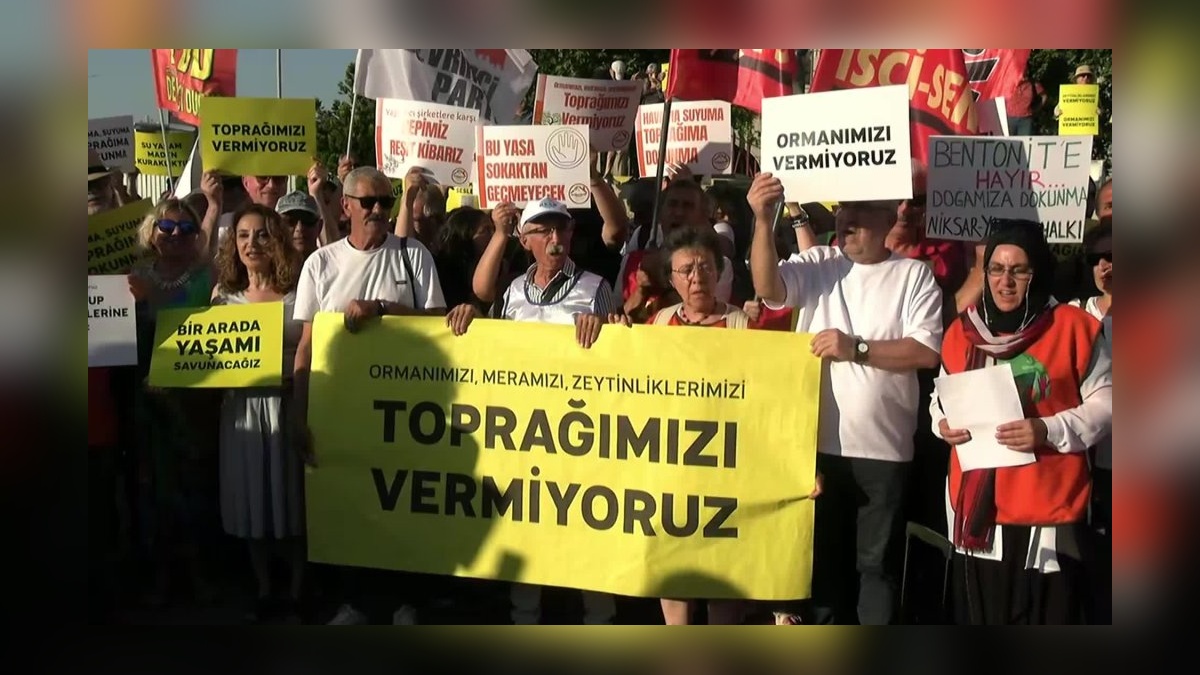 İstanbul'da iklim aktivisti protesto: 'Torba yasa' ve 'İklim Kanunu' reddedildi