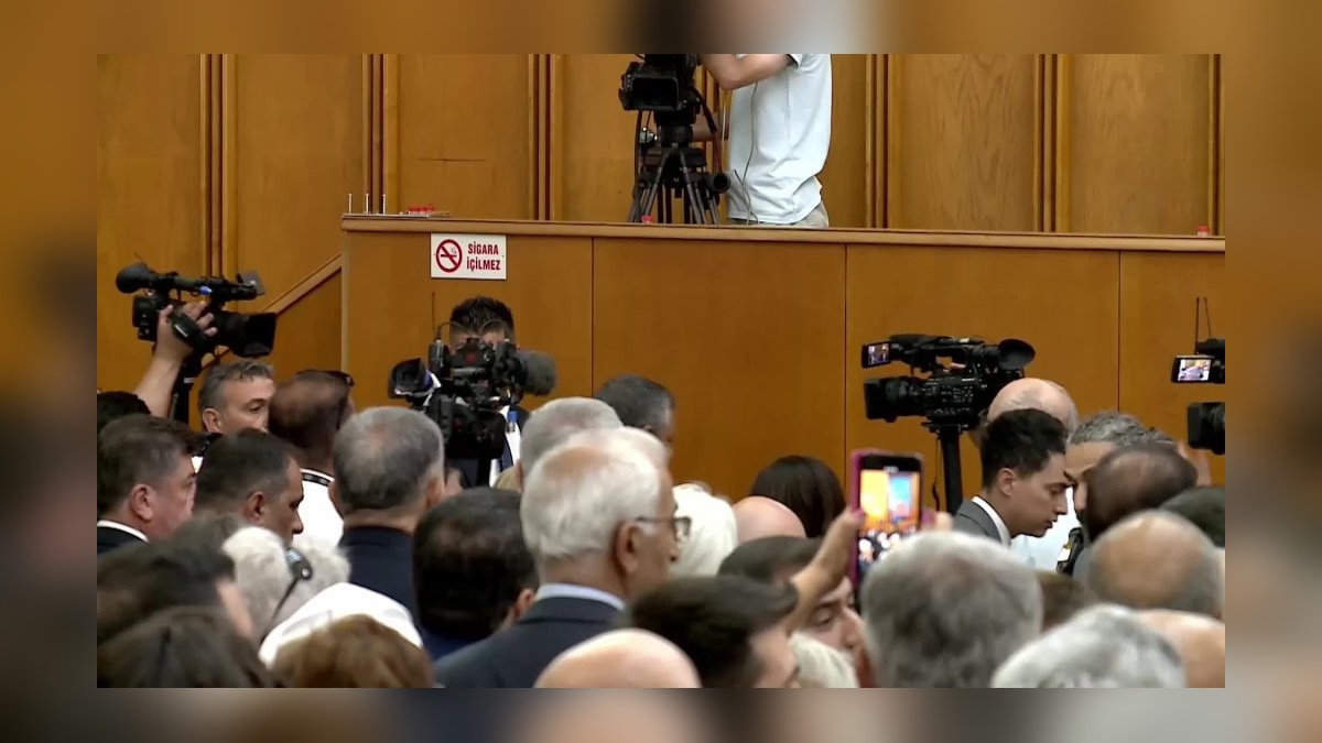 Muharrem İnce, CHP'ye döndü: 'Rozeti alnına takılı zaten'