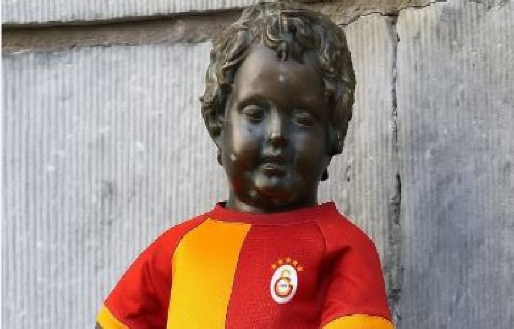 Brüksel’de Galatasaray rüzgârı: Manneken Pis’e Sarı-Kırmızı forma