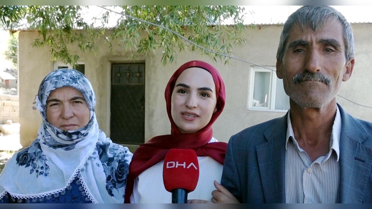 Muş'ta YKS'den çıkan kızı çiçeklerle karşılayan baba: 'Dünyalar benim oldu'