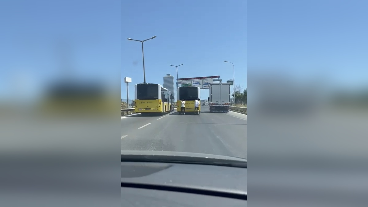 İstanbul'da patenli gençler İETT otobüsüne tutunarak tehlikeli yolculuk yaptı