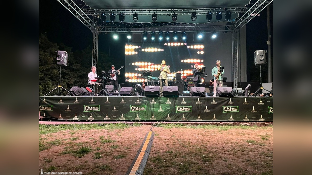 İzmir Çim Konserleri: Tarihi Havagazı Fabrikası'nda yaz geceleri ücretsiz konserlerle renkleniyor