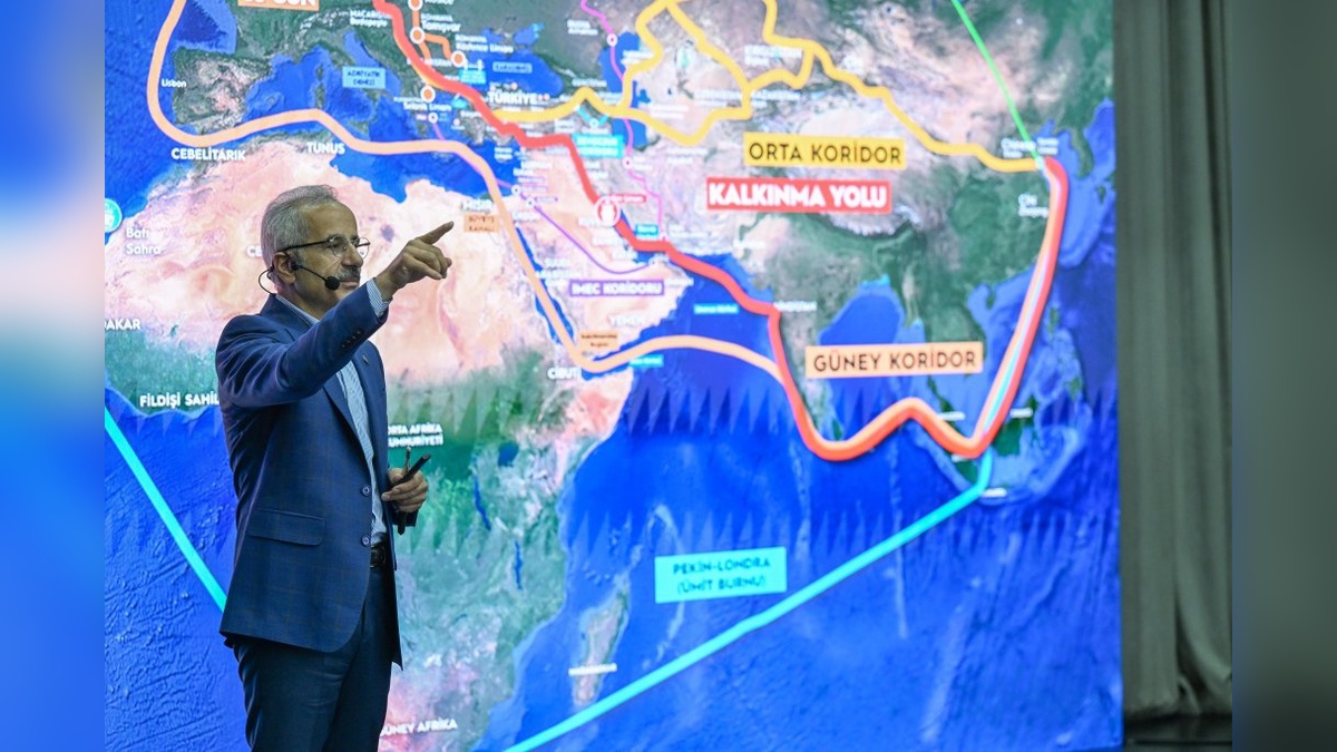Uraloğlu: Orta Koridor, deniz yolundan 2 kat hızlı, havayolundan 4 kat ekonomik