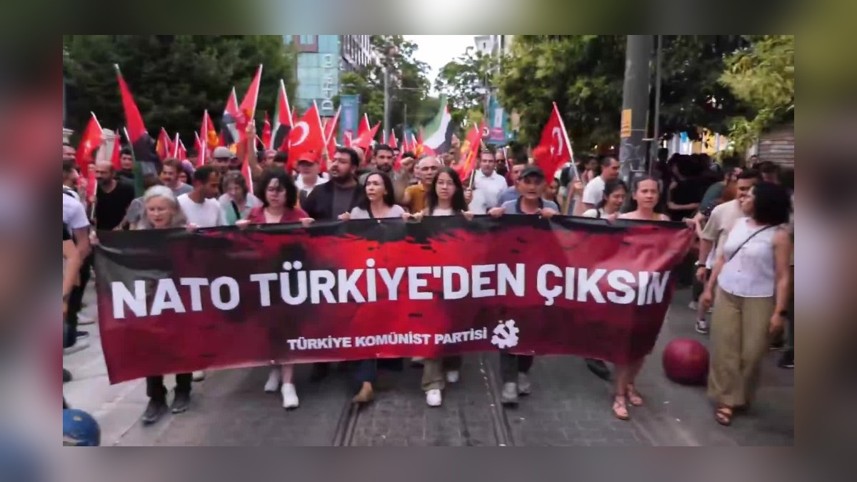 TKP, NATO'dan Çıkış İçin Kadıköy'de Eylem Yaptı