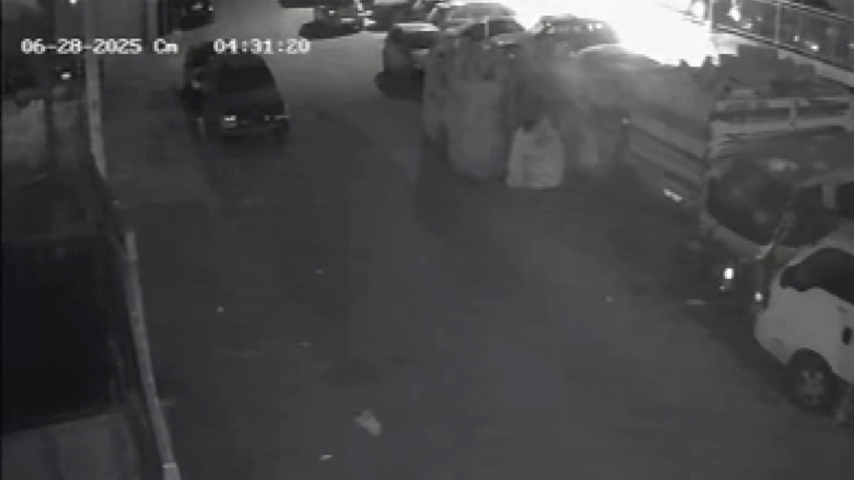 Ataşehir'de hurda araç yangını: 10 araç kül oldu, 2 şüpheli yakalandı