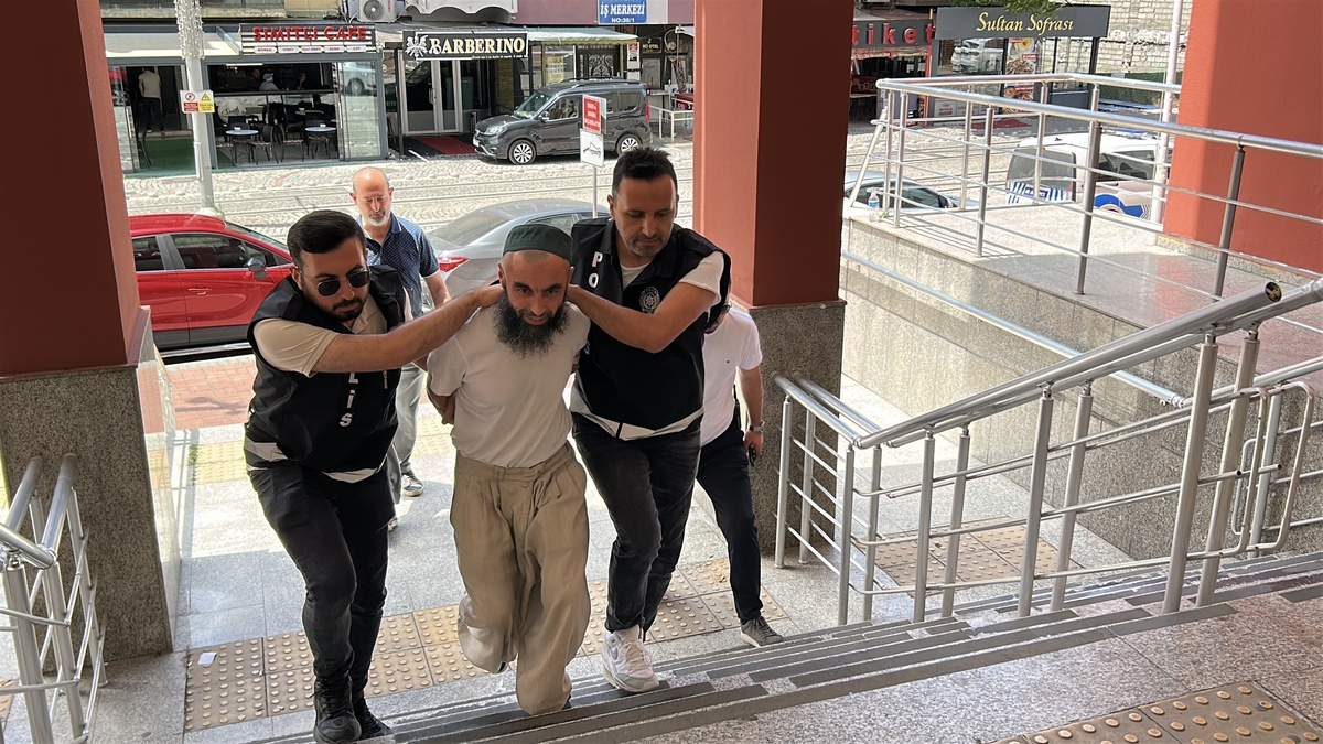İzmit'te okul bahçesinde kılıçla çocukların topunu kesip Atatürk'e hakaret eden şahıs tutuklandı