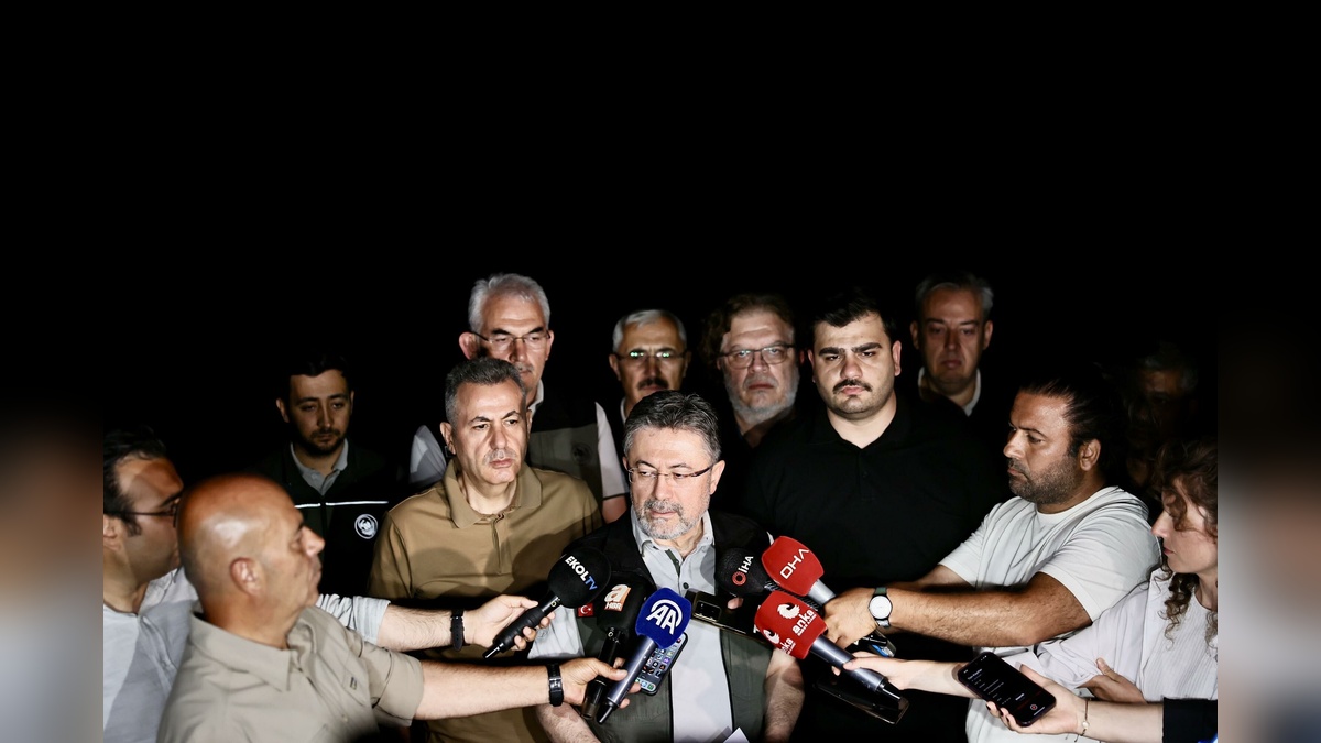Yumaklı'dan İzmir yangınları açıklaması: 77 yangın, 9'u büyük