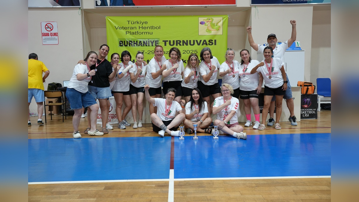 Karşıyaka Veteran Hentbol, Burhaniye Turnuvası'nda şampiyon