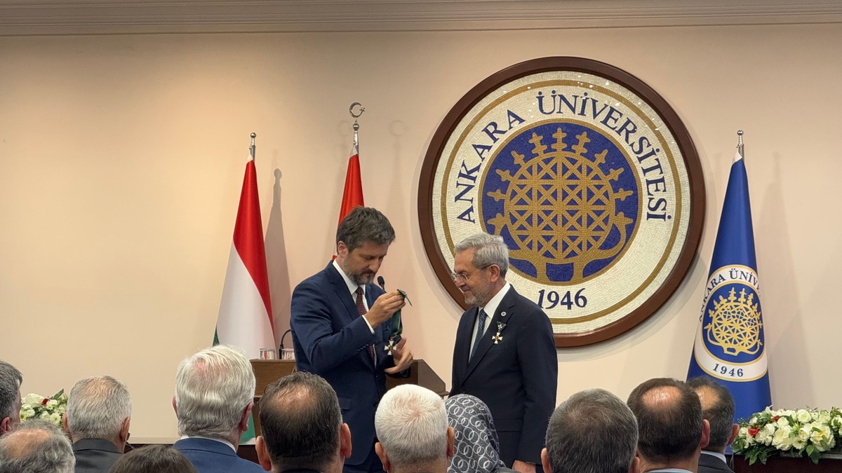 Ankara Üniversitesi Rektörü Ünüvar, Macaristan Liyakat Nişanı ile ödüllendirildi