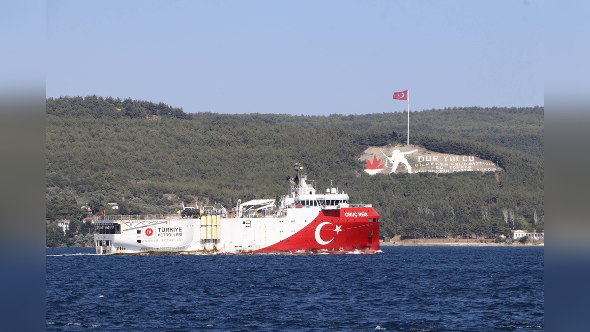 Oruç Reis, Somali görevinden sonra Çanakkale Boğazı'ndan geçti