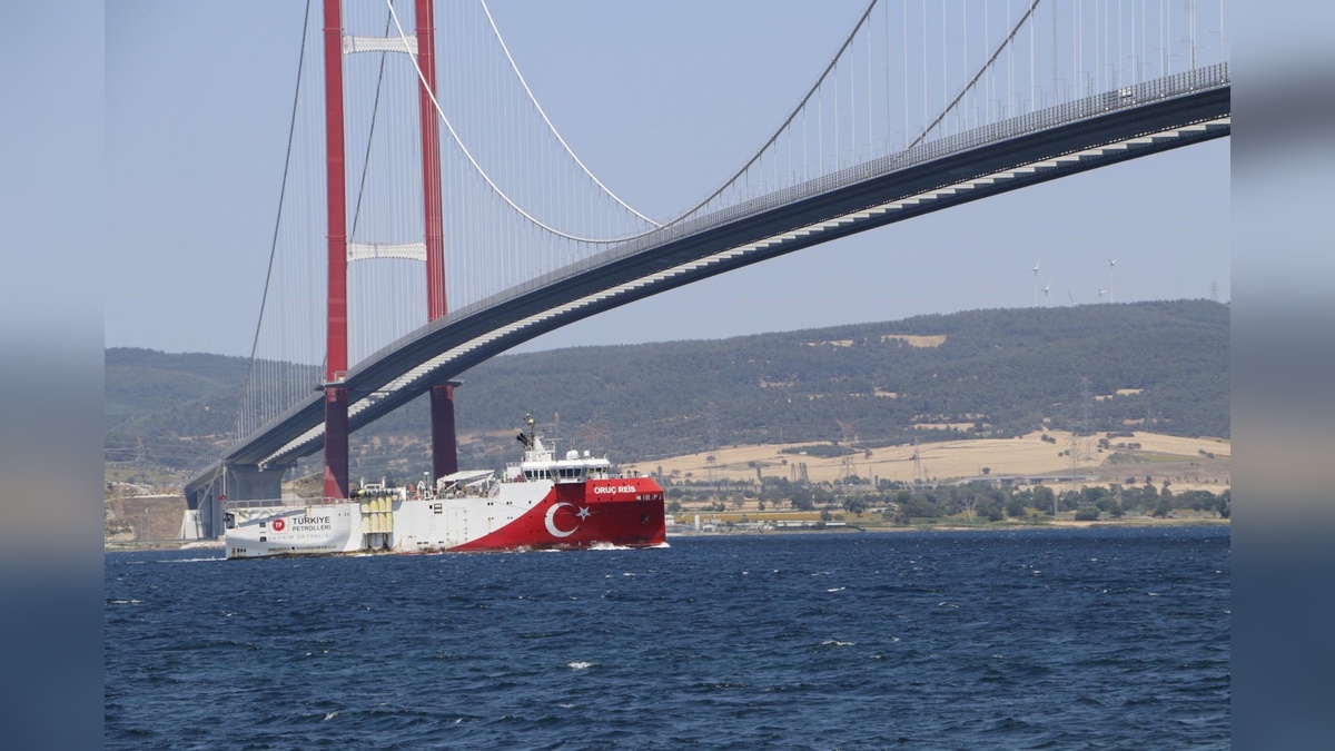 Oruç Reis, Çanakkale Köprüsü'nün altından geçti
