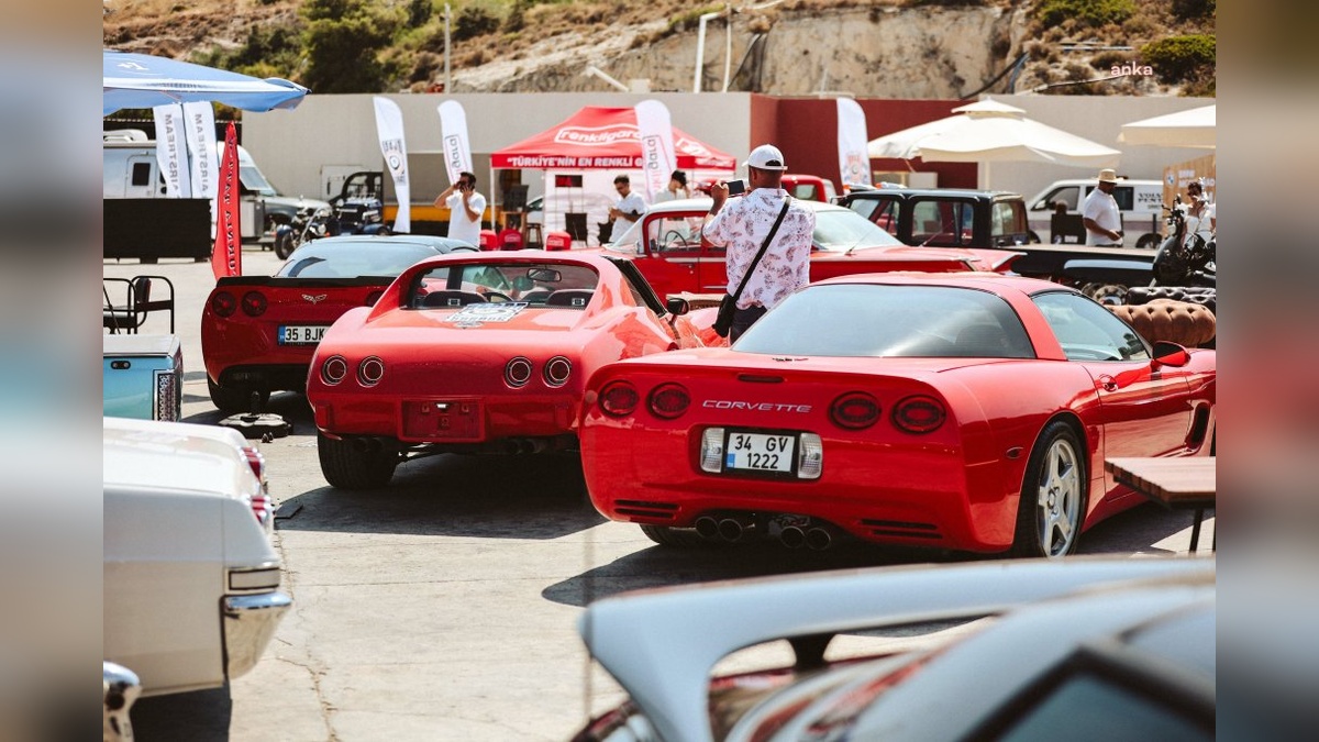 Alaçatı'da Filoğlu 8 Olden Fest: Binlerce ziyaretçi klasik otomobiller ve müzikle buluştu