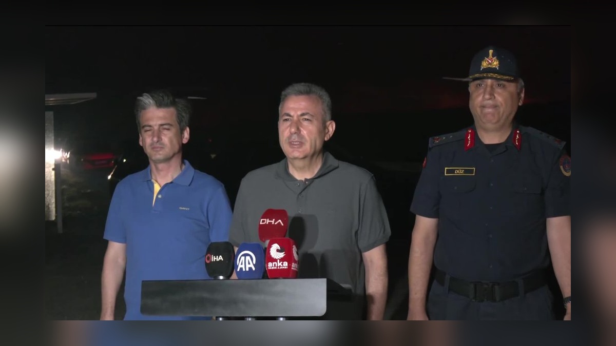 Çeşme'de orman yangını sürüyor: Üç köy tahliye edildi