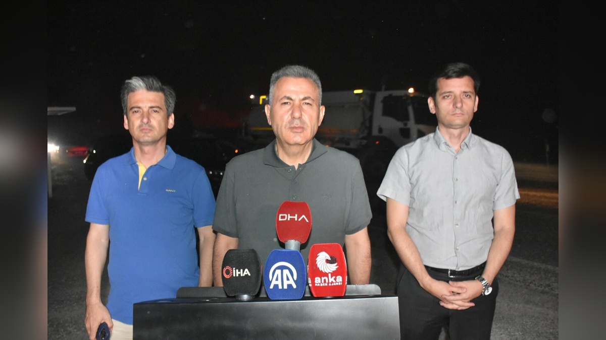 İzmir Valisi Elban: 3 mahalle yangın nedeniyle tahliye edildi