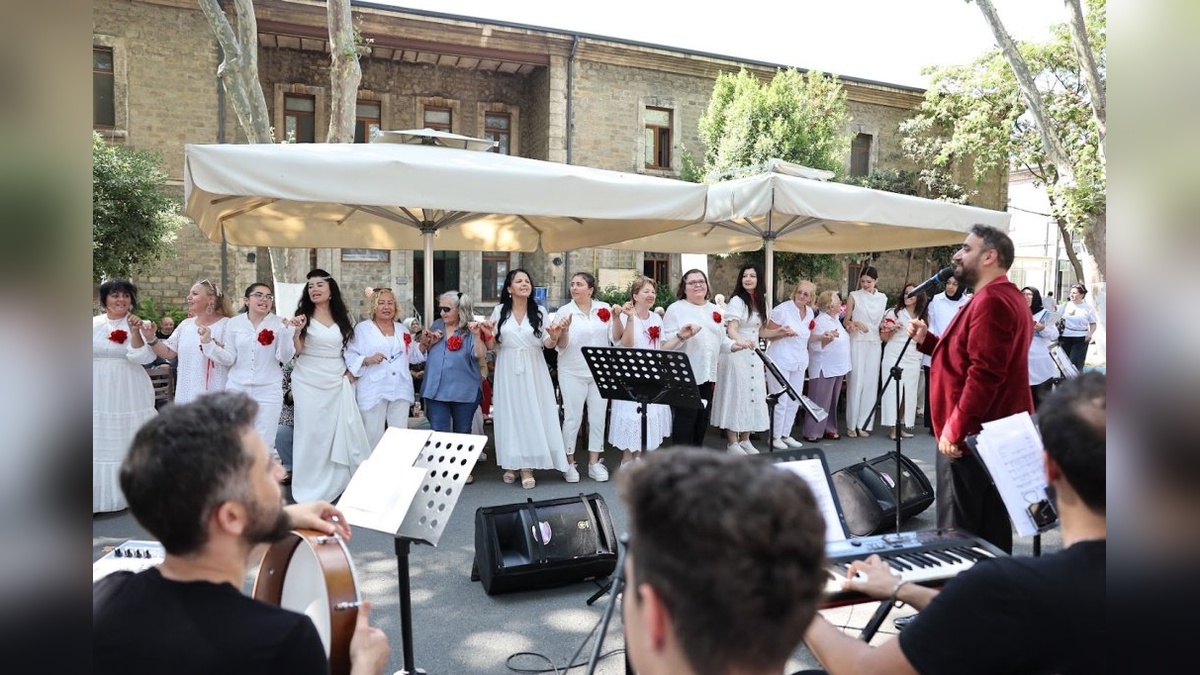 Bağcılar Belediyesi Türk Halk Müziği Korosu Darülaceze'de konser verdi