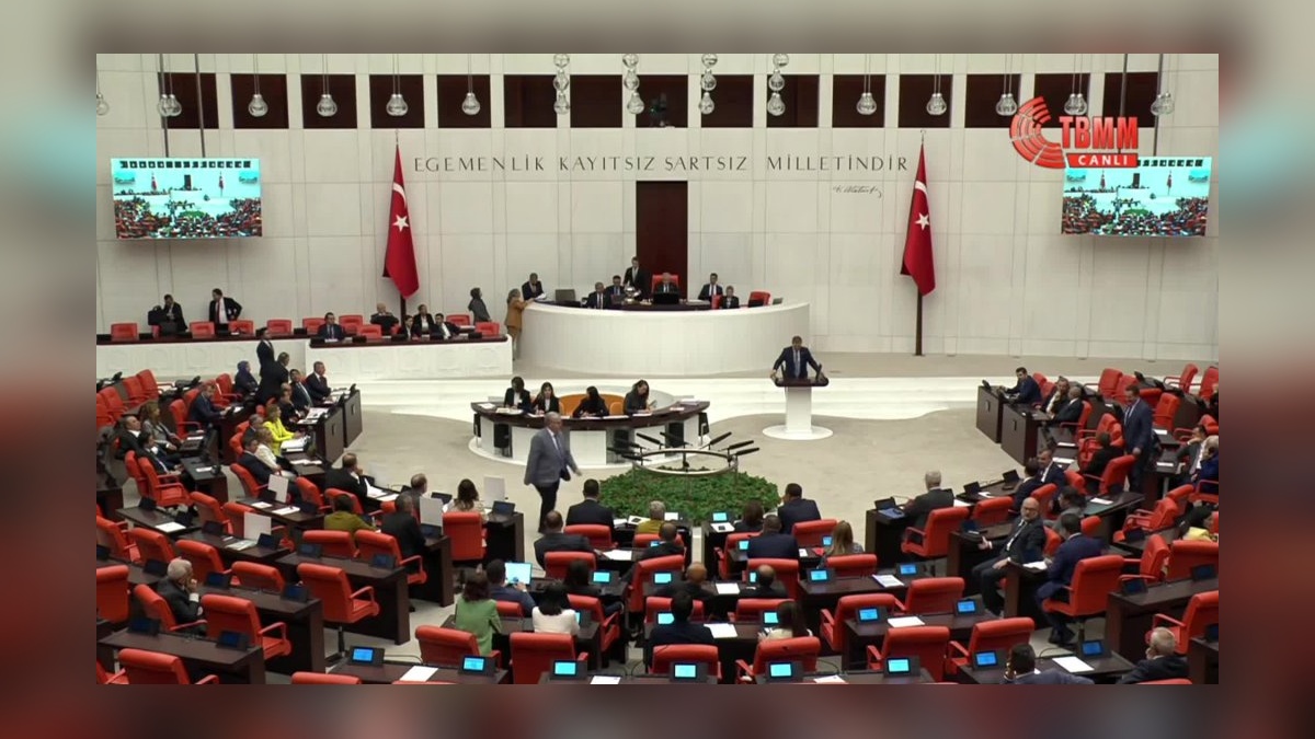 TBMM'de 'Süper İzin' tartışmaları: 'Derisi kalın' polemikleri ve muhalefetin eleştirileri