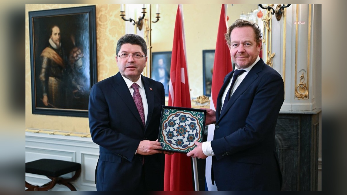Hollanda'dan 16. yüzyıl çini Türkiye'ye döndü