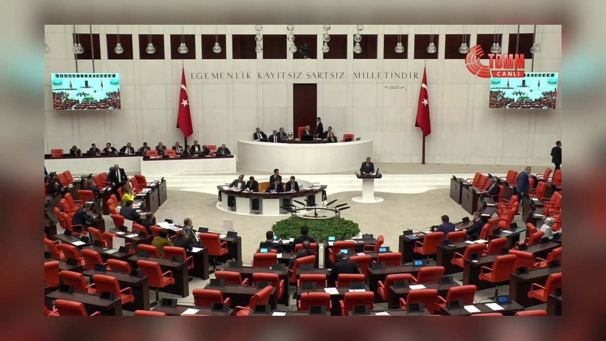 Özdağ'dan torba yasaya sert eleştiri: 'Yangından mal kaçırır gibi'