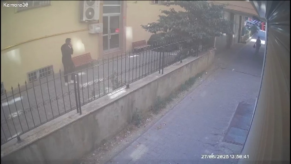 İstanbul'da 'polisim' diyerek 5 milyon liralık ziynet eşyası ve para çalan 3 şüpheli tutuklandı
