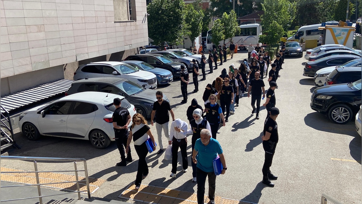 Eskişehir'de masaj salonlarına operasyon: 19 şüpheli gözaltında