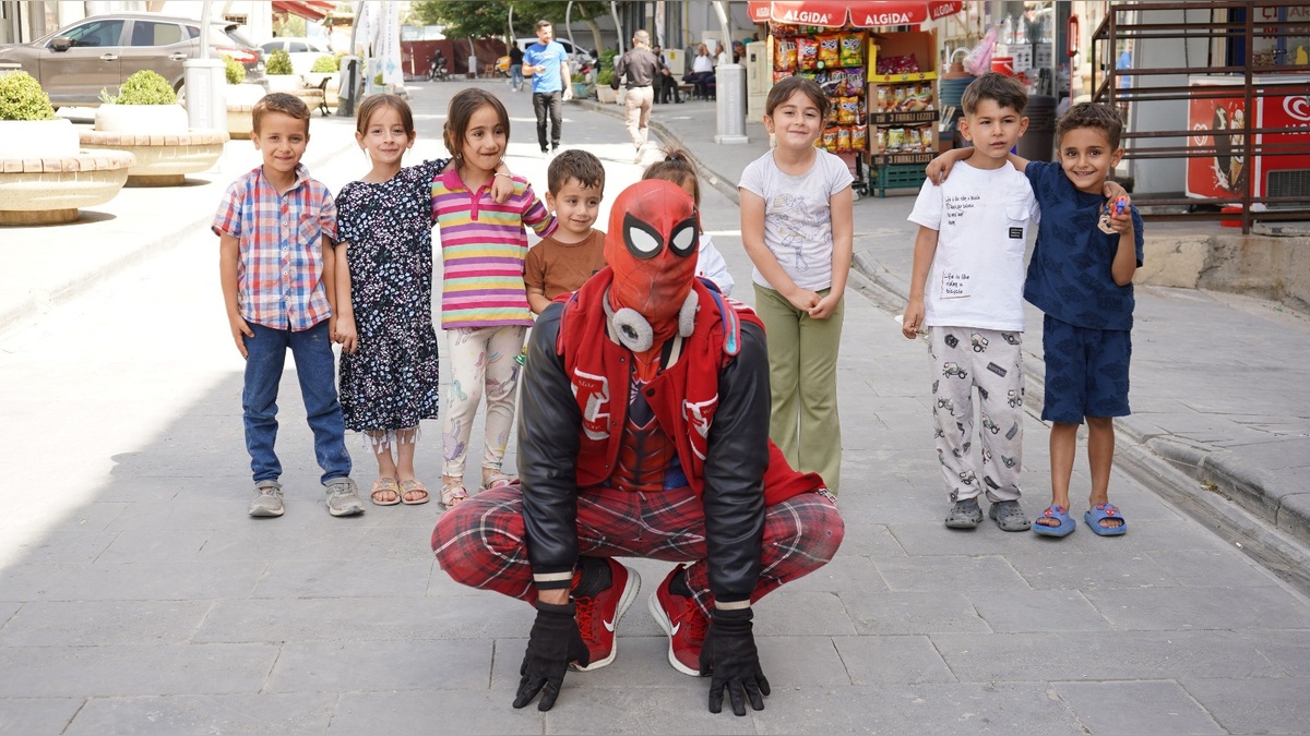 Şırnak, 'Yerli Pijamalı Örümcek Adam'ı ağırladı