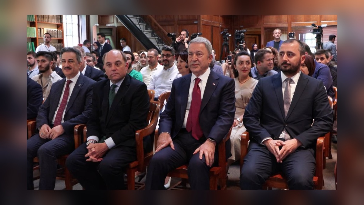 Boğaziçi Üniversitesi'nde Akar ve Wallace buluştu: Savunma alanında bilgi alışverişi