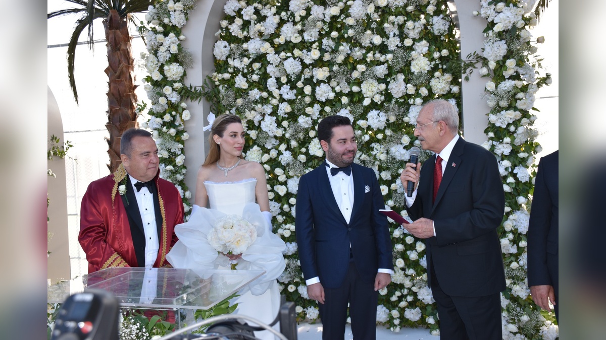 Antalya Büyükşehir Belediye Başkanı Böcek gözaltına alındı: Oğlu aranıyor
