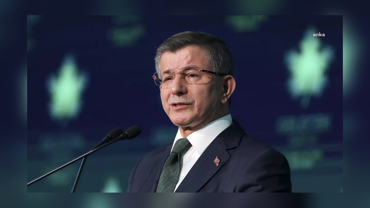 Davutoğlu'ndan CHP'li belediyelere yönelik operasyonlara tepki: 'Ahlaka ve adalete ihanet'