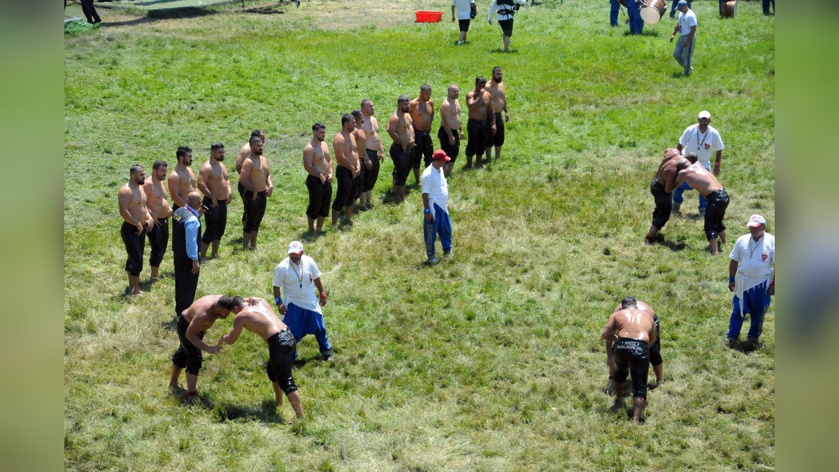 Kırkpınar'da 16 başpehlivan ilk turda güreşti