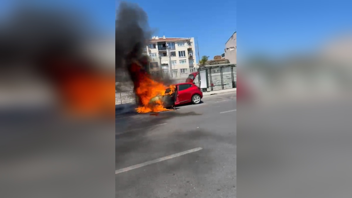 Fatih'te otomobilde motor yangını: Araç kullanılmaz hale geldi