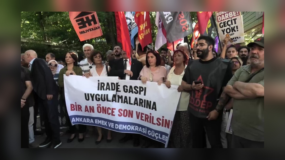 Ankara'da CHP'li belediyelere yönelik operasyonlar protesto edildi