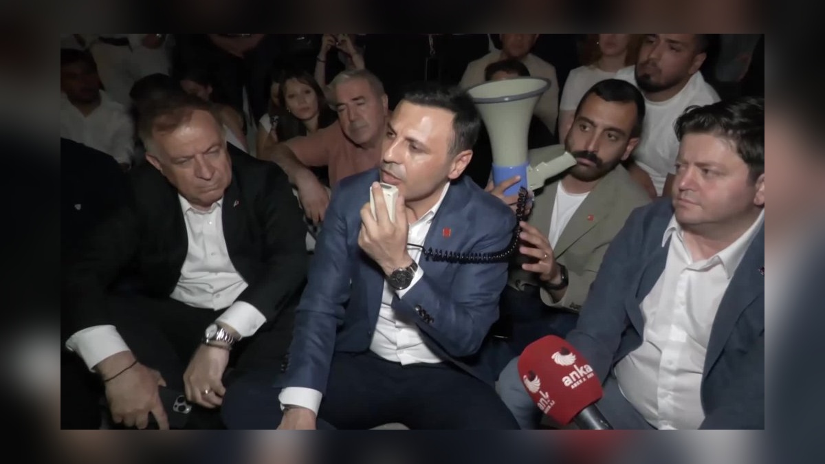 İstanbul'da CHP'liler oturma eylemi yaptı: 'Bodrum katında uyuşturucu kokuları içinde bekletiliyorlar'