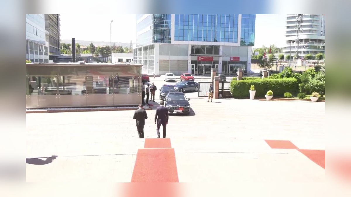 Özdağ'dan CHP'li belediyelere yönelik operasyonlara tepki: 'Anayasa'nın 10'uncu maddesi askıya alınmış gibi'
