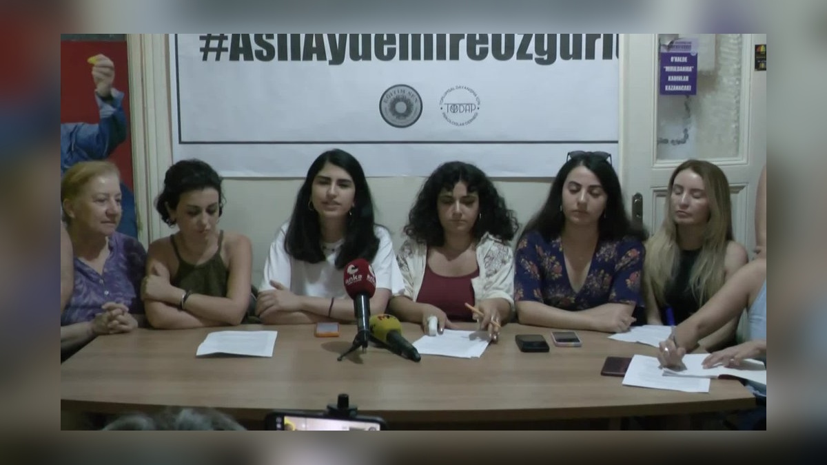 Aslı Aydemir'in tutuklanmasına tepki: 'LeMan'a saldıranlar değil, tepki gösterenler tutuklanıyor