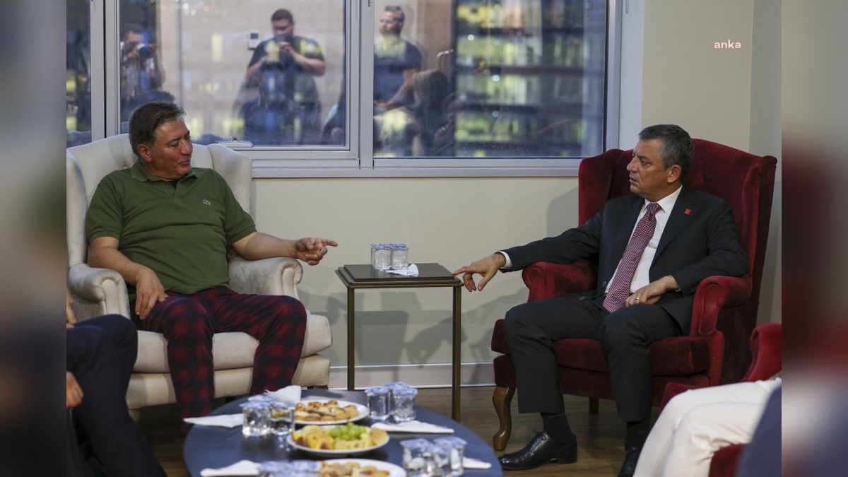 Özgür Özel, Murat Emir'i hastanede ziyaret etti