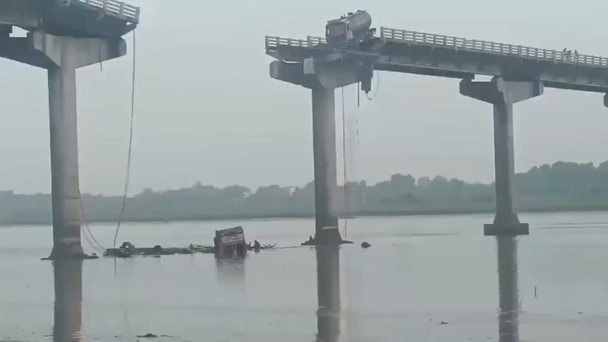 Gucerat'ta köprü çöktü: 9 ölü, 6 yaralı