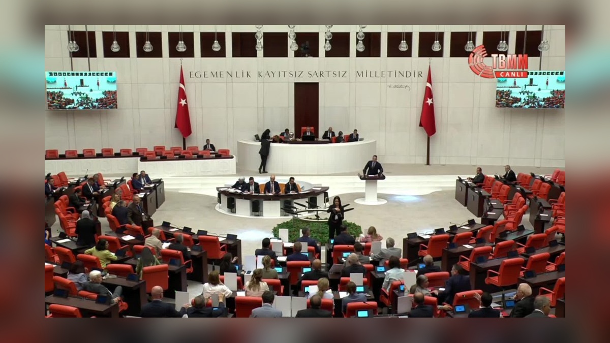 TBMM'de CHP'li protesto: 'Hak, hukuk, adalet'
