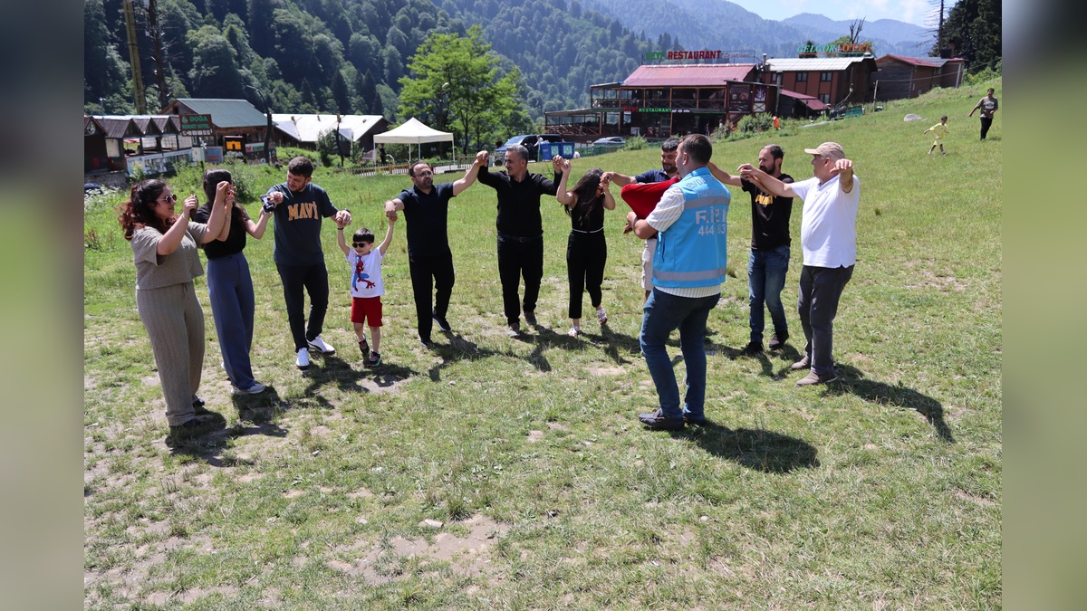 Ayder Yaylası'nda ideal kilo programı: Turistler horonla kalori yaktı