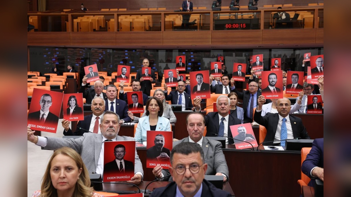 CHP'li vekillerden belediye başkanlarına operasyon protestosu