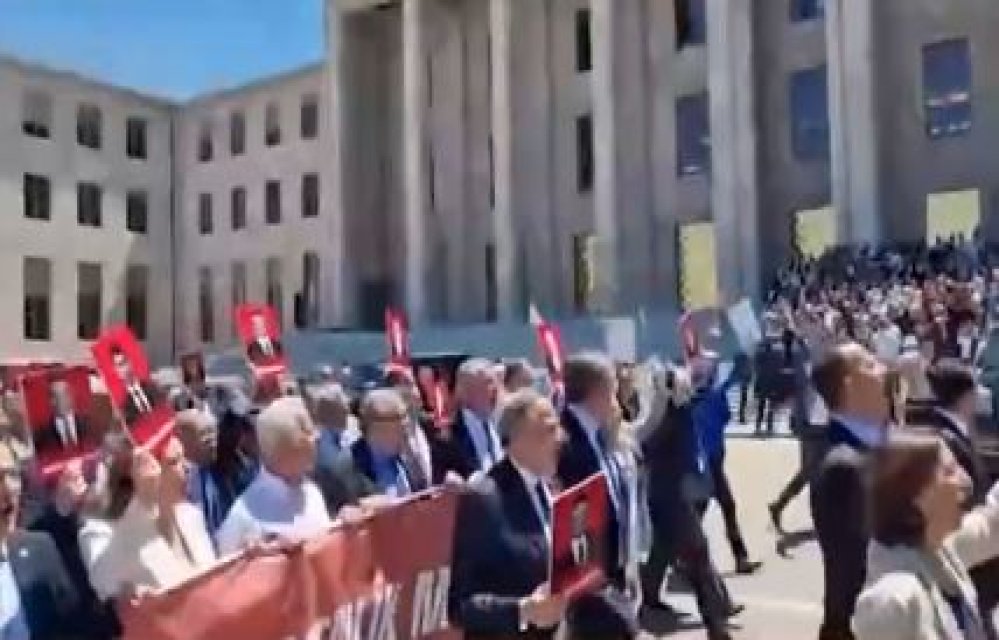 CHP'li ve AKP'li vekillerden slogan savaşı