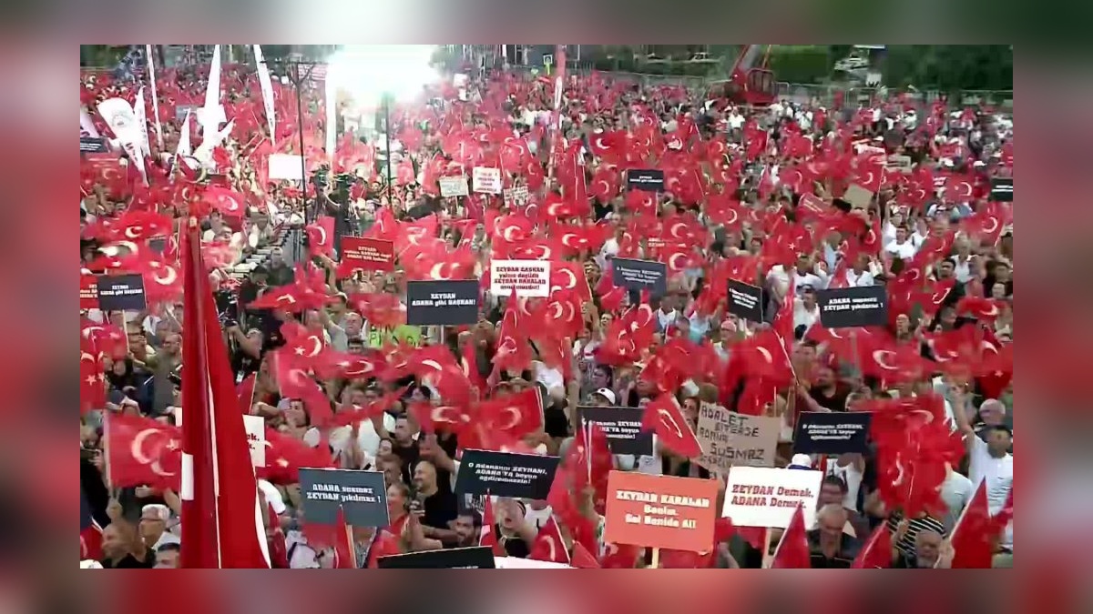 Adana'da kitlesel miting: 'Bu darbeye teslim olmayız'