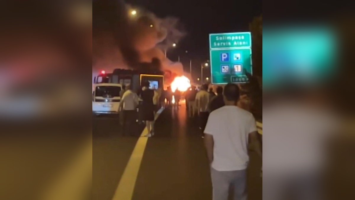 Silivri TEM Otoyolu'nda iki minibüs yandı