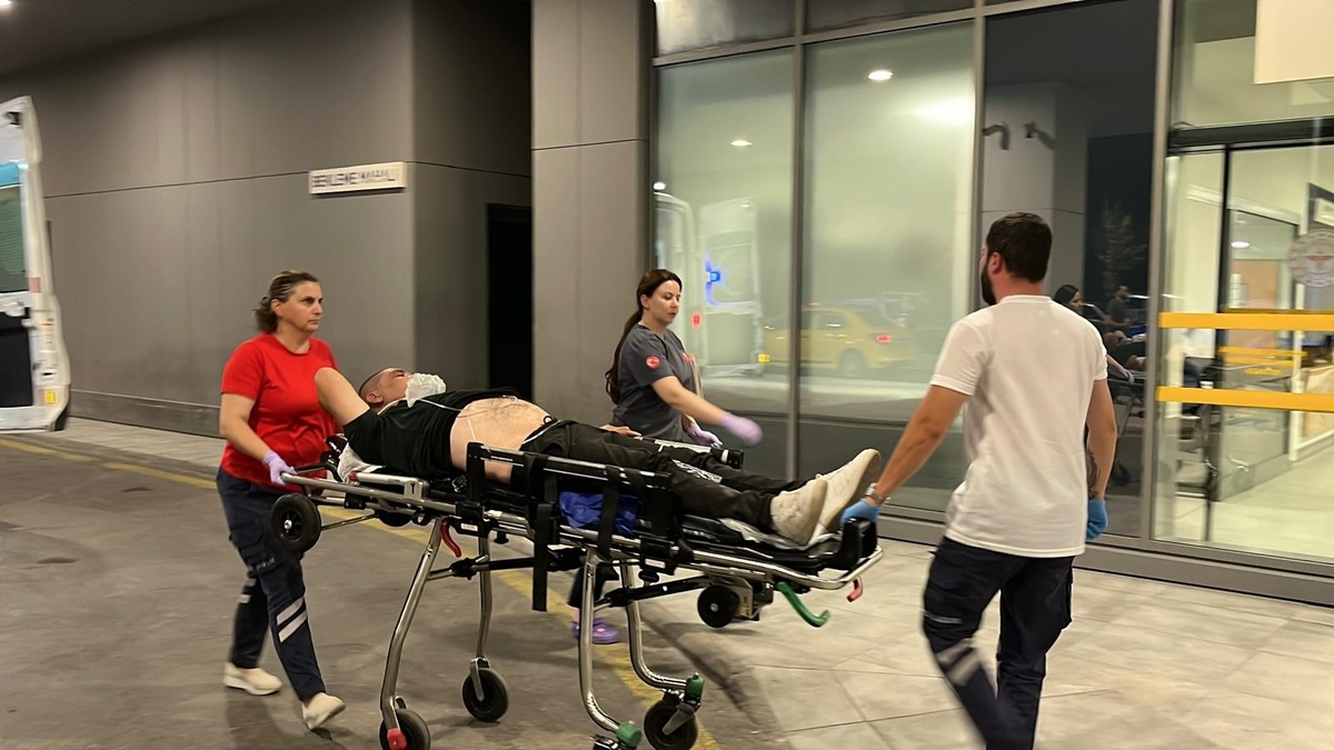 Kartepe'de emniyet müdürlüğü önünde silahlı kavga: 2 yaralı