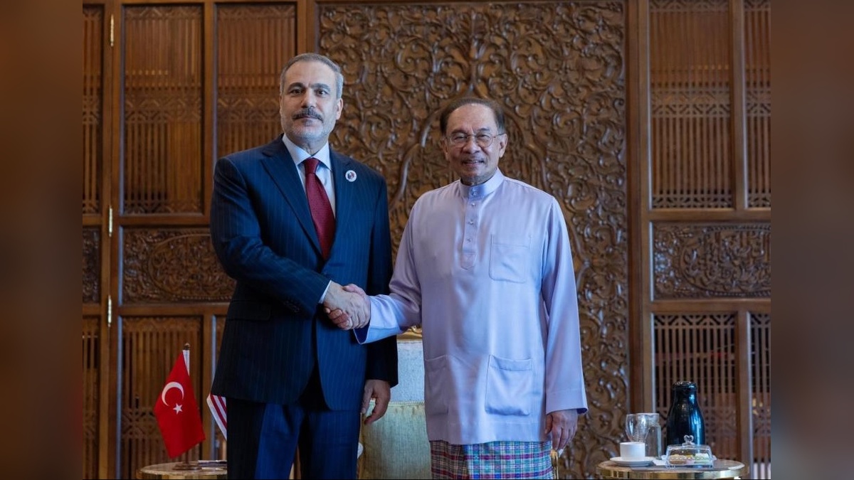 Hakan Fidan, Malezya Başbakanı Enver İbrahim ile görüştü